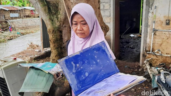 dokumen penting warga banyuwangi terendam banjir