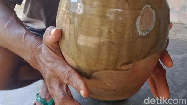 Dua guci kuno ditemukan Harun Talla (55), pembuat batu bata asal Dusun Karanganyar, Desa Mranggen, Kecamatan Jatinom, Klaten, Jawa Tengah. (Achmad Husni Syauqi/Detik Jateng)