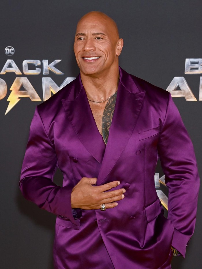 Dwayne Johnson di Premier Black Adam London LONDON, ENGLAND - OCTOBER 18: Dwayne Johnson attends the UK Premiere of Black Adam at Cineworld Leicester Square on October 18, 2022 in London, England. (Photo by Dave J Hogan/Getty Images)