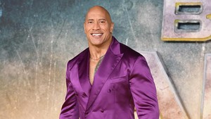 Aktor Black Adam ini telah terbuka tentang depresi yang dialaminya dan betapa sulitnya bagi pria untuk membicarakan kesehatan mental mereka. Kita semua melewati masa-masa sulit dan depresi tidak pernah membeda-bedakan. Butuh waktu lama bagi saya untuk menyadarinya, tetapi kuncinya adalah jangan takut untuk terbuka, ucap Dwayne Johnson. Foto: WireImage/Karwai Tang