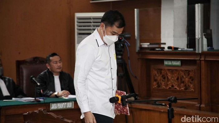 AKBP Arif Rachman Arifin jalani sidang dakwaan di PN Jaksel, Rabu (19/10). Dia didakwa merintangi kasus pembunuhan Yosua.
