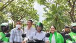 Momen Keseruan Menhub Foto Bareng Driver Ojol di Atas Motor Listrik