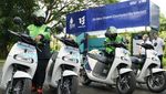 Momen Keseruan Menhub Foto Bareng Driver Ojol di Atas Motor Listrik