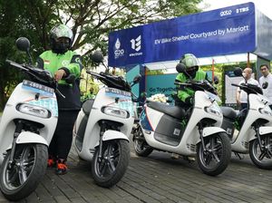 Momen Keseruan Menhub Foto Bareng Driver Ojol di Atas Motor Listrik