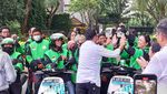 Momen Keseruan Menhub Foto Bareng Driver Ojol di Atas Motor Listrik