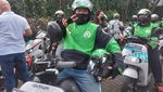 Momen Keseruan Menhub Foto Bareng Driver Ojol di Atas Motor Listrik