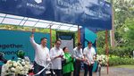 Momen Keseruan Menhub Foto Bareng Driver Ojol di Atas Motor Listrik