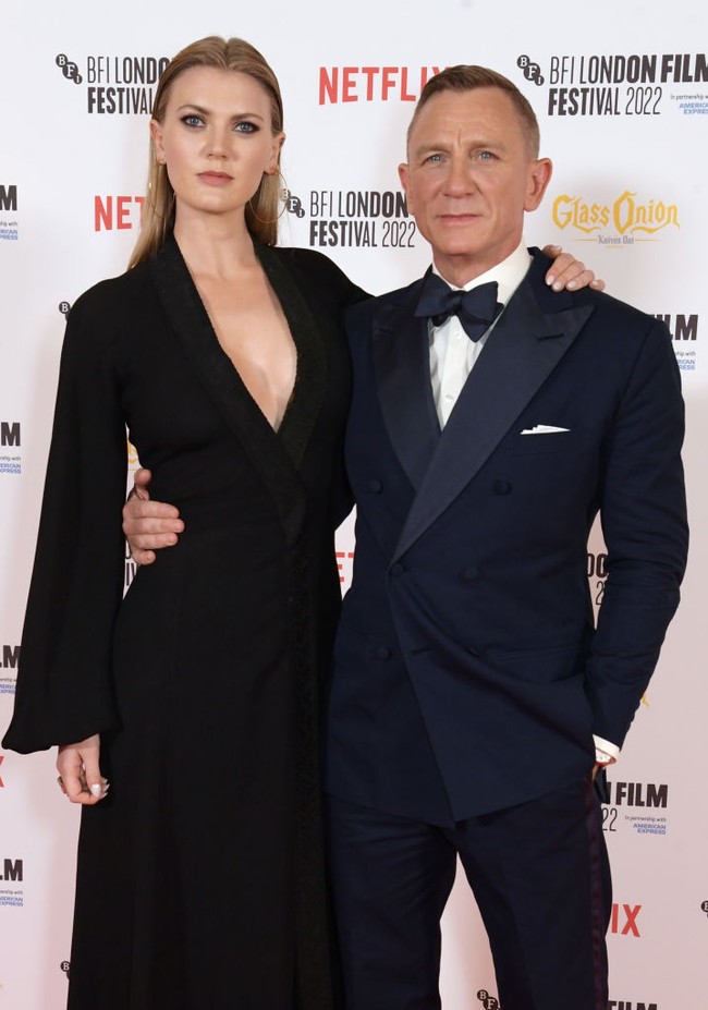 Ella Loudon yang kerap dikira pacar Daniel Craig saat tampil bersama sang ayah kembali hadir di acara selebriti dengan sang James Bond. Ella dan Craig menghadiri BFI London Film Festival pada 16 Oktober 2022 kemarin. Foto: Getty Images