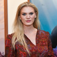 Ella Loudon berkarier di dunia hiburan seperti sang ayah dan ibu. Pernah bekerja sebagai paramedis, dia kini seorang model dan mulai membintangi film. Foto: Getty Images