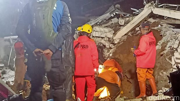 Evakuasi korban tanah longsor di Desa Sawangan Kecamatan Punggelan, Banjarnegara, Rabu (19/10/2022).