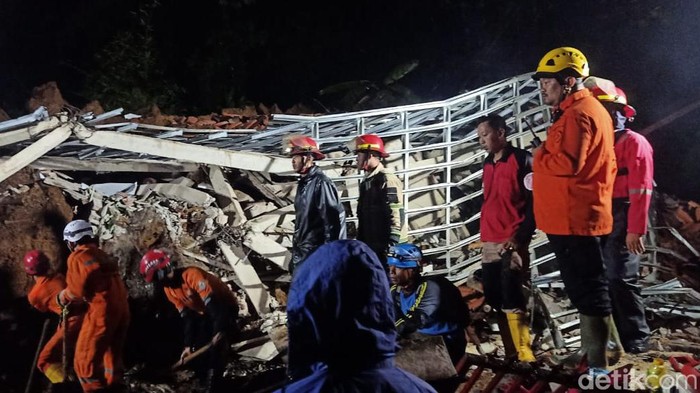 Evakuasi korban tanah longsor di Desa Sawangan Kecamatan Punggelan, Banjarnegara, Rabu (19/10/2022).
