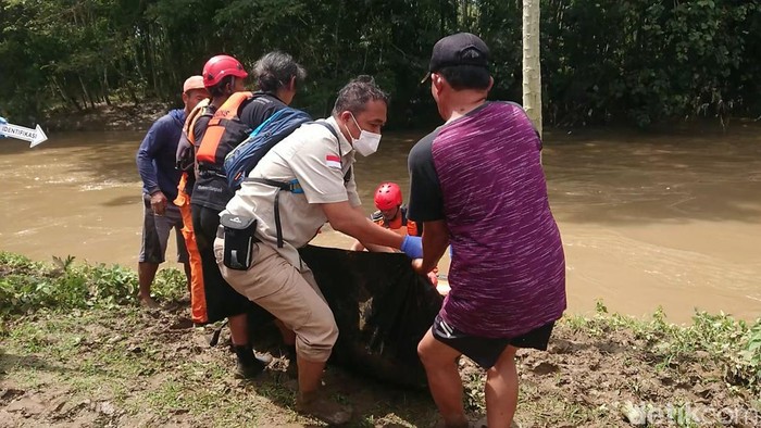 Evakuasi mayat yang ditemukan di sungai Tawing, Trenggalek