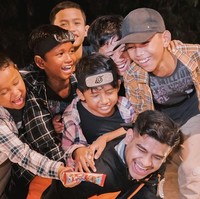 Adapun bocil-bocil dari sekitar rumahnya yang kompak mengenakan kemeja flannel.Foto: Instagram Fadil Jaidi