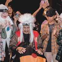 Salah satu momen yang membuat netizen haru adalah ketika Fadil bersimpuh di pangkuan Pak Muh. Potret keluarga Fadil Jaidi makin bikin iri netizen. Foto: Instagram Fadil Jaidi