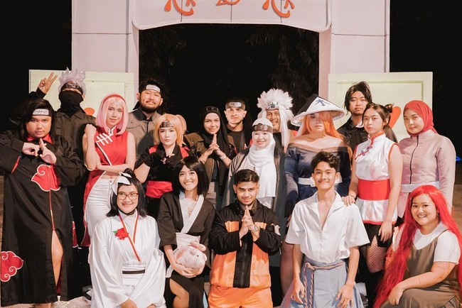 Selai keluarga, hari bahagia Fadil Jaidi juga dihadiri teman-teman sesama selebgram. Beberapa di antaranya totalitas berdandan jadi karakter di animasi Naruto, seperti Keanu sebagai Uchiha Itachi, Krisna Pratiwi alias sebagai Shizune, dan Sandra Lubis sebagai Temari.Foto: Instagram Fadil Jaidi