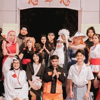 Selai keluarga, hari bahagia Fadil Jaidi juga dihadiri teman-teman sesama selebgram. Beberapa di antaranya totalitas berdandan jadi karakter di animasi Naruto, seperti Keanu sebagai Uchiha Itachi, Krisna Pratiwi alias sebagai Shizune, dan Sandra Lubis sebagai Temari.Foto: Instagram Fadil Jaidi
