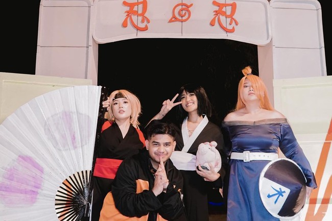 Fadil Jaidi mendapat berbagai kejutan di pertambahan usianya yang ke-28 tahun dari keluarga dan teman-teman terdekat. Salah satunya adalah pesta bertema Naruto, anime yang disukai sang selebgram.Foto: Instagram Fadil Jaidi