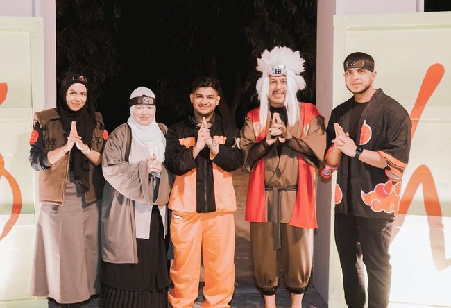 Fadil diminta untuk memakai kostum khas Naruto sebelum dibawa ke tempat kejutan di mana orang-orang terdekatnya sudah berkumpul.Foto: Instagram Fadil Jaidi
