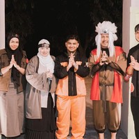 Fadil diminta untuk memakai kostum khas Naruto sebelum dibawa ke tempat kejutan di mana orang-orang terdekatnya sudah berkumpul.Foto: Instagram Fadil Jaidi