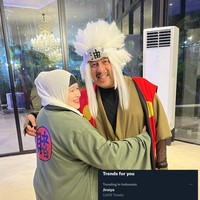 Netizen pun salut dengan ayah dan ibu Fadil Jaidi yang ikut cosplay jadi karakter Nauroto. Terlebih Pak Muh yang memakai wig dan ikat kepala ala Jiraiya. Penampilan Pak Muh pun trending di Twitter.Foto: Instagram Fadil Jaidi