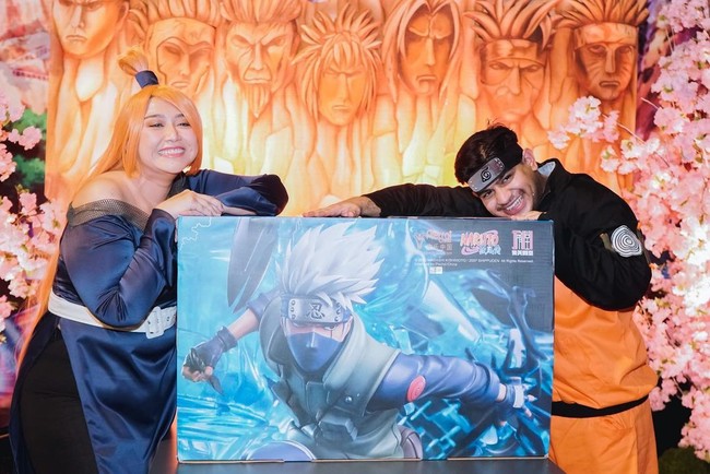 Begini pose Fadil Jaidi dengan salah satu kado ultahnya bersama sang sahabat.Foto: Instagram Fadil Jaidi