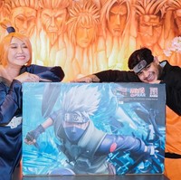 Begini pose Fadil Jaidi dengan salah satu kado ultahnya bersama sang sahabat.Foto: Instagram Fadil Jaidi