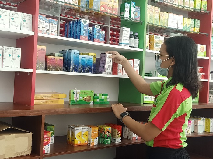 Fortuna Pharmacy di Jalan Tukad Pakerisan, Denpasar, Bali, mulai menyetop penjualan obat sirup sejak Rabu (19/10/2022) siang. (Ni Made Lastri Karsiani Putri-detikBali)