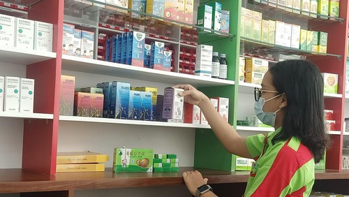 Fortuna Pharmacy di Jalan Tukad Pakerisan, Denpasar, Bali, mulai menyetop penjualan obat sirup sejak Rabu (19/10/2022) siang. (Ni Made Lastri Karsiani Putri-detikBali)