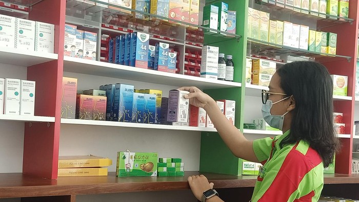 Fortuna Pharmacy di Jalan Tukad Pakerisan, Denpasar, Bali, mulai menyetop penjualan obat sirup sejak Rabu (19/10/2022) siang. (Ni Made Lastri Karsiani Putri-detikBali)