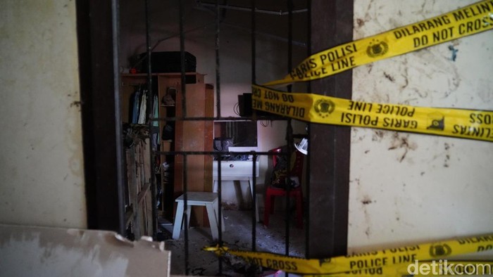 Foto-foto penampakan bekas ledakan di kamar kos staf Kejari Wajo. Foto-foto penampakan bekas ledakan di kamar kos staf Kejari Wajo.