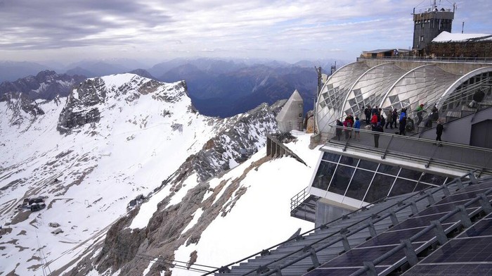 Gawat, Gletser Terbesar dan Tertinggi di Jerman Terancam Hilang People walk around a mountain station with the chapel of Mary at the Schneeferner glacier near the top of Germany's highest mountain 'Zugspitze' (2962 meters) near Garmisch-Partenkirchen, Germany, Tuesday, Oct. 18, 2022. (AP Photo/Matthias Schrader)