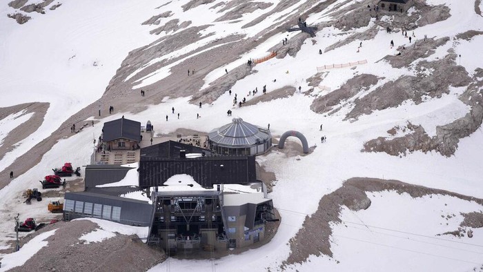 Gawat, Gletser Terbesar dan Tertinggi di Jerman Terancam Hilang People walk around a mountain station with the chapel of Mary at the Schneeferner glacier near the top of Germany's highest mountain 'Zugspitze' (2962 meters) near Garmisch-Partenkirchen, Germany, Tuesday, Oct. 18, 2022. (AP Photo/Matthias Schrader)