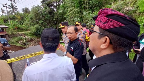 Gubernur Koster dan Kapolda Jayan Danu Putra saat meninjau amblasnya jembatan Yeh Kajang di jalur utama Kecamatan Marga-Baturiti, Desa Tua, Kecamatan Marga, Rabu (19/10/2022). (chairul amri simabur/detikBali)