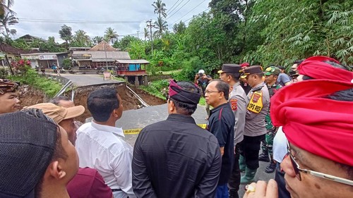 Gubernur Koster dan Kapolda Jayan Danu Putra saat meninjau amblasnya jembatan Yeh Kajang di jalur utama Kecamatan Marga-Baturiti, Desa Tua, Kecamatan Marga, Tabanan, Rabu (19/10/2022). (chairul amri simabur/detikBali)