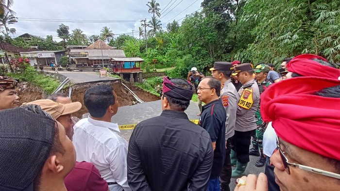 Gubernur Koster dan Kapolda Jayan Danu Putra saat meninjau amblasnya jembatan Yeh Kajang di jalur utama Kecamatan Marga-Baturiti, Desa Tua, Kecamatan Marga, Tabanan, Rabu (19/10/2022). (chairul amri simabur/detikBali)