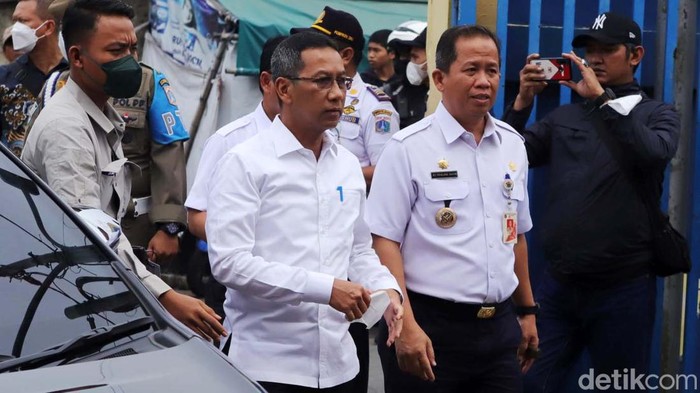 Pj Gubernur DKI Jakarta Heru Budi Hartono meninjau Waduk Pluit, Rabu (19/10/2022). Kedatangannya untuk mengecek kesiapan waduk hadapi banjir.