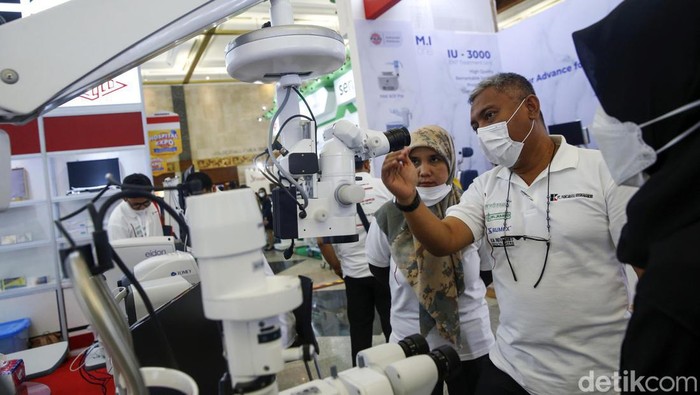 Sejumlah alat kesehatan dipamerkan di Hospital Expo yang diadakan oleh PERSI di JCC, Jakarta, Rabu (19/10/2022). Pameran yang dibuka oleh Wakil Menteri Kesehatan dr Dante Saksono Harbuwono ini berlangsung 19-22 Oktober 2022.