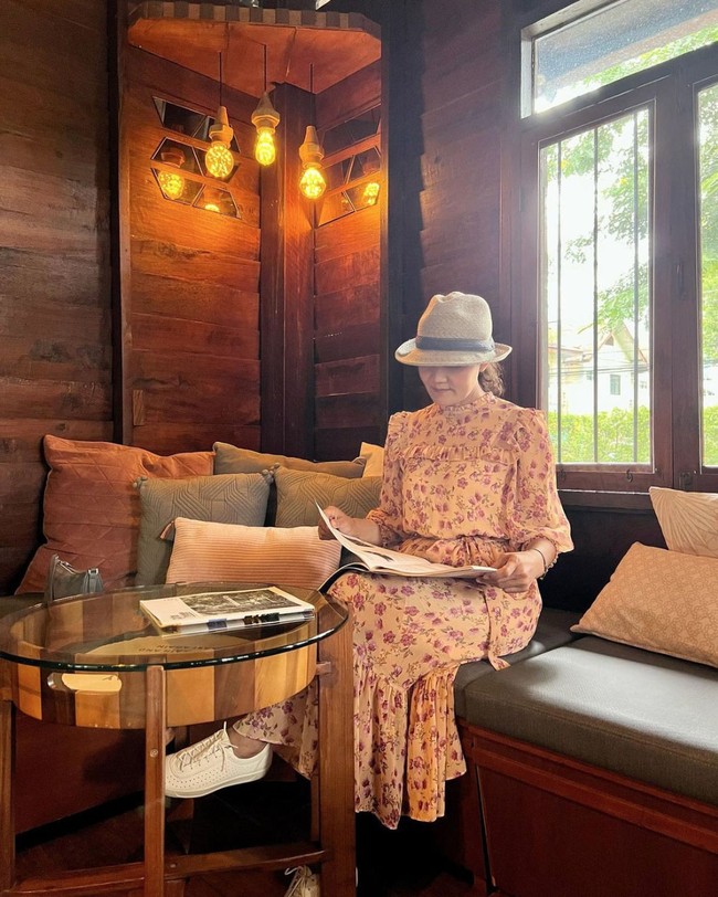 Dari postingan Instagram terlihat bahwa ibu Lisa BLACKPINK tak kalah cantik dan modis dari putrinya. Dia suka memakai gaun bermotif floral yang dipadukan dengan topi atau syal sebagai fashion statement. Foto: dok. Instagram @chitthipbruschweiler.