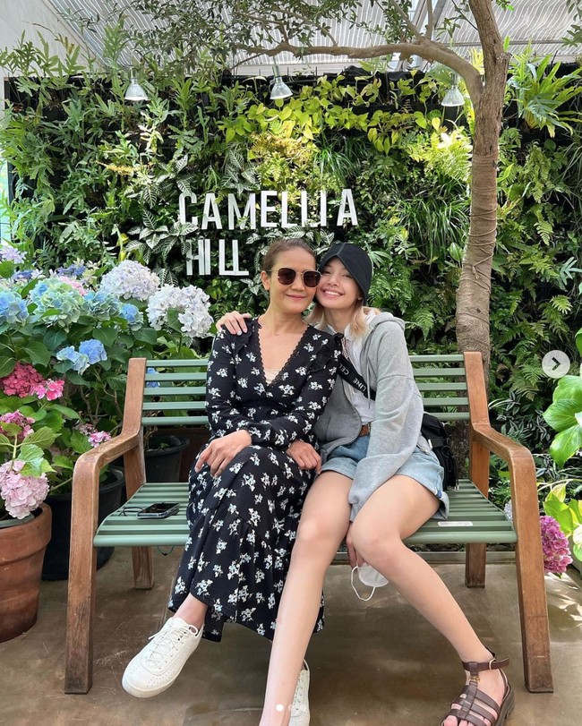 Lisa BLACKPINK merupakan anak tunggal dalam keluarganya. Personel BLACKPINK asal Thailand itu mendapat dukungan terbesar dari ibunya Chittip Brüschweiler. Foto: dok. Instagram @chitthipbruschweiler.