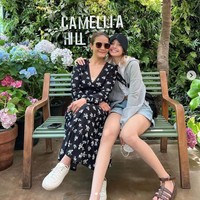 Lisa BLACKPINK merupakan anak tunggal dalam keluarganya. Personel BLACKPINK asal Thailand itu mendapat dukungan terbesar dari ibunya Chittip Brüschweiler. Foto: dok. Instagram @chitthipbruschweiler.