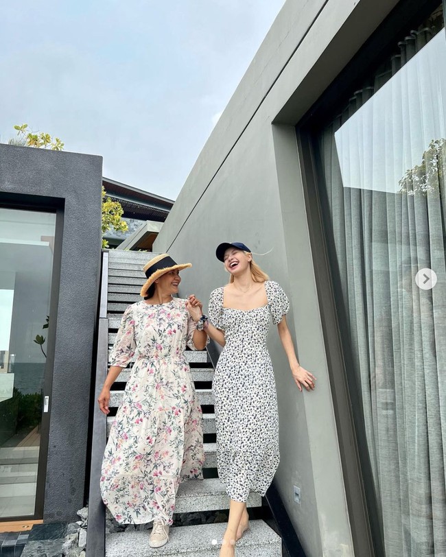 Saat liburan bersama, ibu dan anak itu bikin penggemar gemas dengan gaya feminin, memakai gaun floral yang mirip. Foto: dok. Instagram @chitthipbruschweiler.