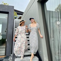 Saat liburan bersama, ibu dan anak itu bikin penggemar gemas dengan gaya feminin, memakai gaun floral yang mirip. Foto: dok. Instagram @chitthipbruschweiler.