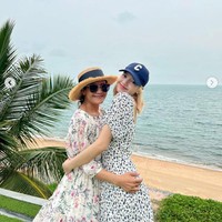 Meskipun menetap di Thailand, ibu Lisa BLACKPINK kerap terbang ke Korea Selatan untuk menunjukkan dukungan pada putrinya. Seperti baru-baru ini saat menghadiri gelaran pertama tur konser BORN PINK. Foto: dok. Instagram @chitthipbruschweiler.