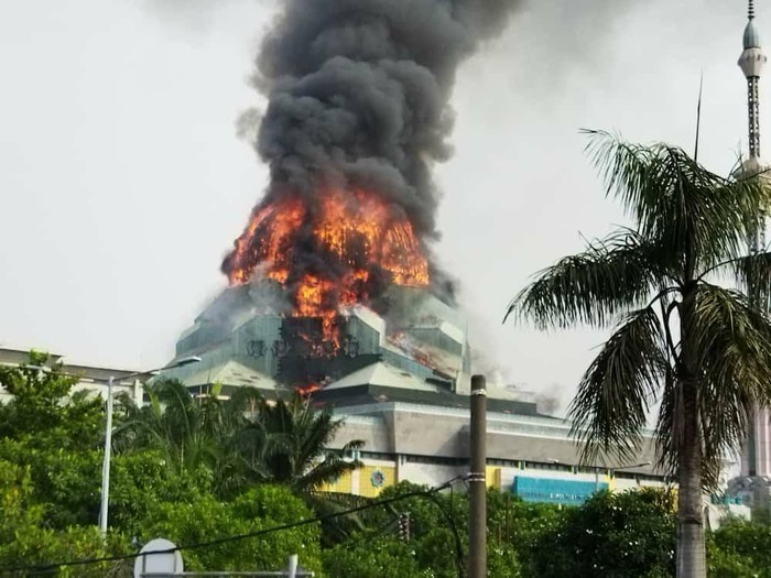 Jakarta Islamic Center (JIC) dilanda kebakaran. Kebakaran diduga berawal dari percikan api saat renovasi kubah masjid tersebut. (dok Istimewa)