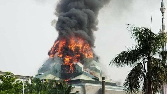 Jakarta Islamic Center (JIC) dilanda kebakaran. Kebakaran diduga berawal dari percikan api saat renovasi kubah masjid tersebut. (dok Istimewa)