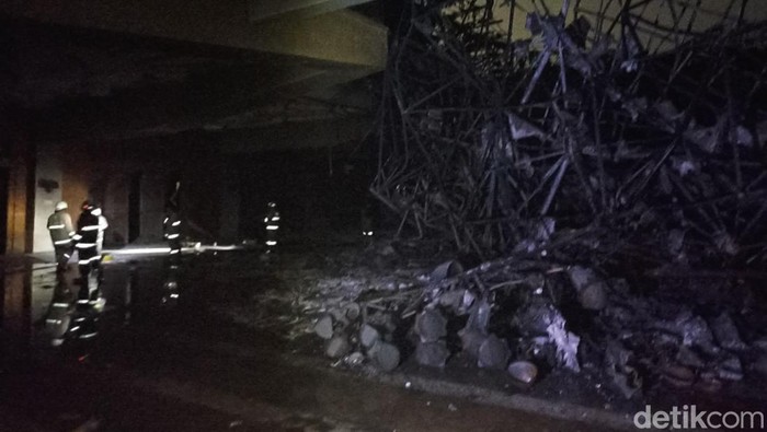 Jakarta Islamic Center yang berada di Kecamatan Koja, Jakarta Utara (Jakut) dilanda kebakaran sore tadi. Saat ini kebakaran sudah dipadamkan petugas. (Wildan N/detikcom)
