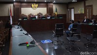 Namun jaksa belum merampungkan berkas tuntutan Komisaris PT Hanson International Tbk itu, sehingga sidang tuntutan Benny Tjokro pun ditunda.
