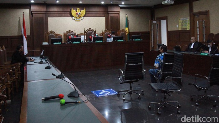 Jaksa Belum Siap, Sidang Tuntutan Benny Tjokro Ditunda Benny Tjokrosaputro sejatinya akan mendengarkan tuntutan jaksa penuntut umum dalam kasus korupsi ASABRI hari ini. Namun jaksa belum siap.