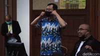 Diketahui, Benny Tjokro didakwa melakukan korupsi bersama-sama mantan Dirut ASABRI, Mayjen Purn Adam Rahmat Damiri dkk yang merugikan negara sebesar Rp 22,7 triliun. Adam didakwa bersama tujuh terdakwa lainnya.