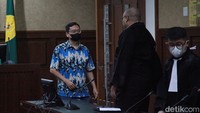 Jaksa mengatakan Benny Tjokro dan Adam Damiri dkk telah menerima hadiah dari perusahaan yang bekerja sama dengan PT ASABRI. Mereka juga mendapat keuntungan dan memperkaya diri.